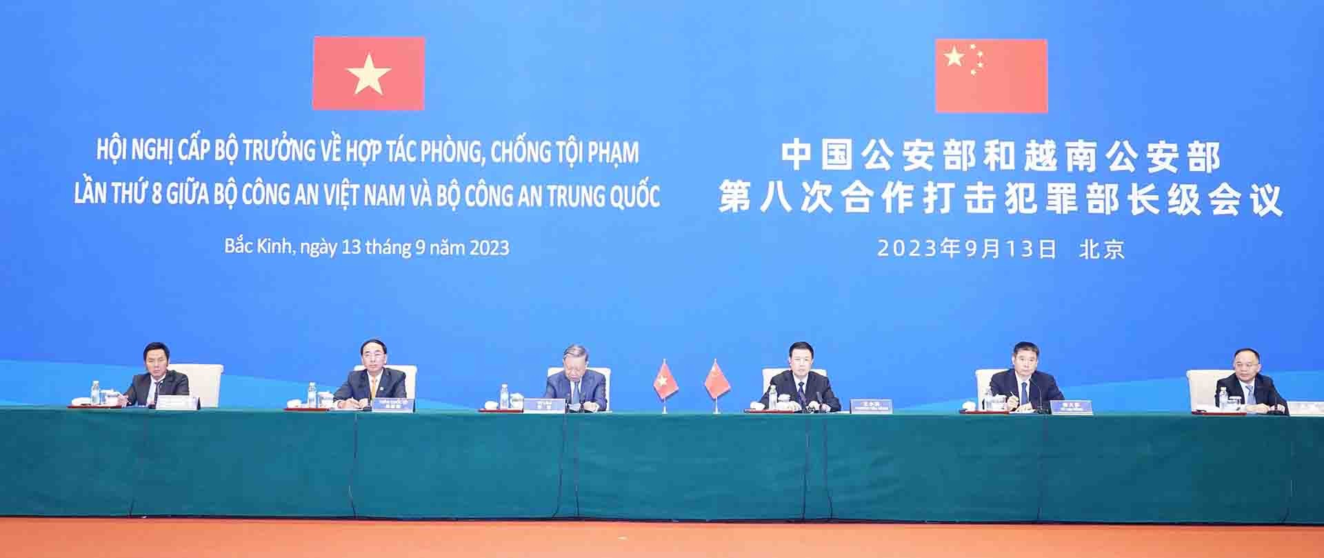 Bộ trưởng Bộ Công an Tô Lâm cùng đồng chí Vương Tiểu Hồng, Ủy viên Quốc vụ, Bộ trưởng Bộ Công an Trung Quốc đồng chủ trì Hội nghị cấp Bộ trưởng về phòng chống tội phạm lần thứ 8 giữa Bộ Công an Việt Nam và Bộ Công an Trung Quốc. (Nguồn: TTXVN)