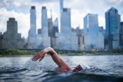 Vận động viên hơn 50 tuổi hoàn thành chặng bơi dài 500km dọc con sông Hudson, New York