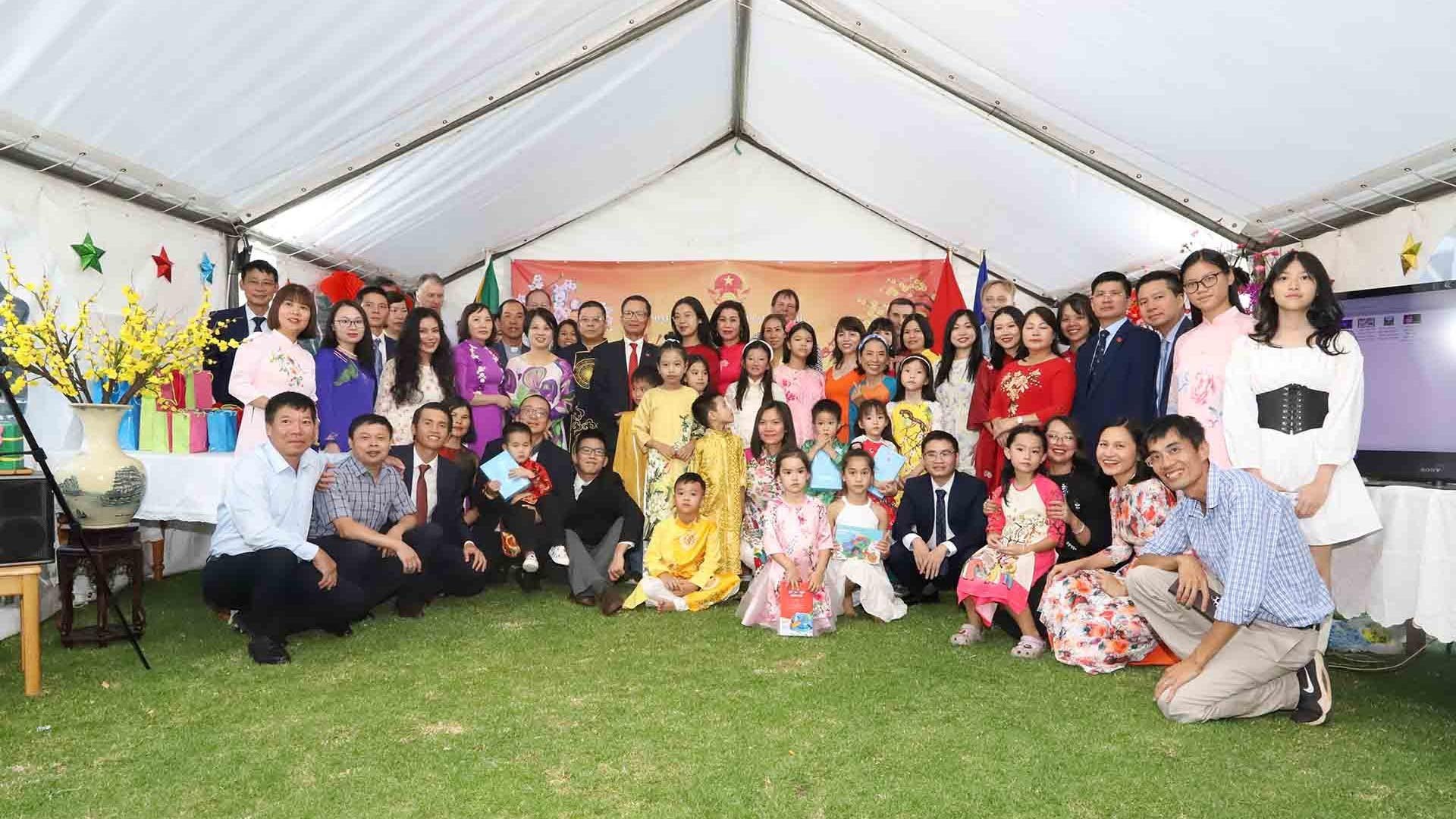 Tình đoàn kết của người Việt ở ‘quốc gia cầu vồng’