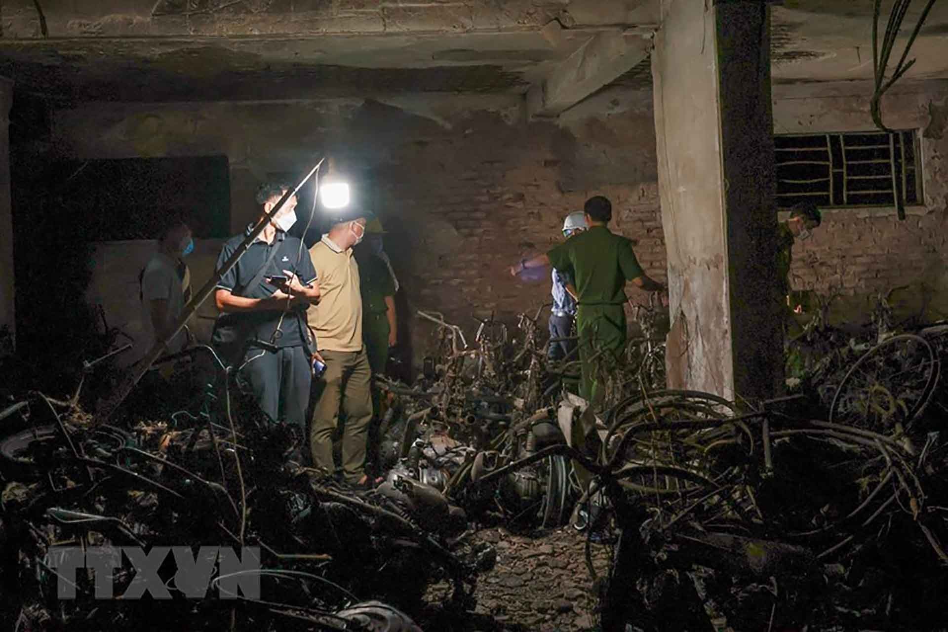 Lực lượng chức năng điều tra tại hiện trường vụ cháy chung cư mini ở Thanh Xuân. (Nguồn: TTXVN) Lực lượng chức năng điều tra tại hiện trường vụ cháy chung cư mini ở Thanh Xuân. (Nguồn: TTXVN)