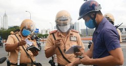 Người lái xe máy có cần xuất trình chứng chỉ bồi dưỡng kiến thức giao thông đường bộ?