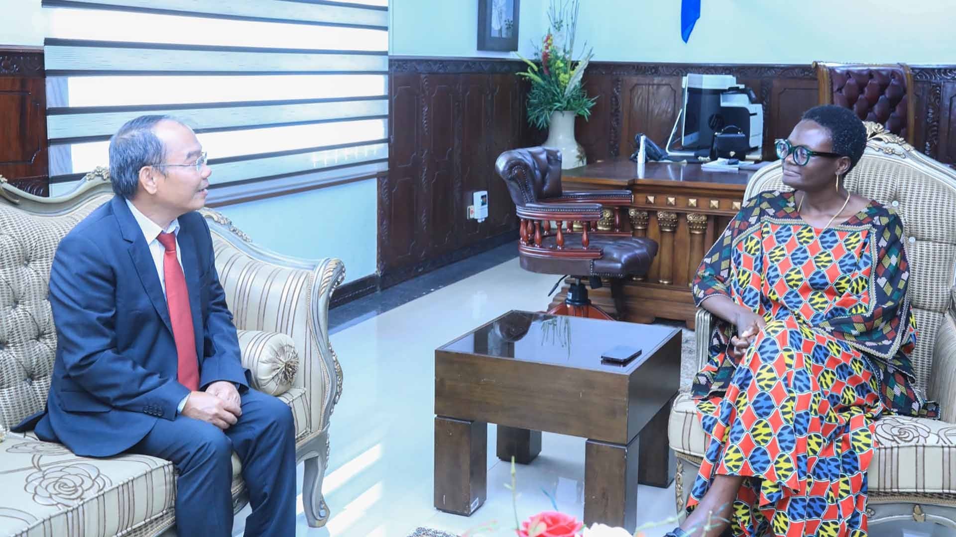 Đại sứ Nguyễn Nam Tiến chào từ biệt lãnh đạo Đảng CCM, Quốc hội Tanzania