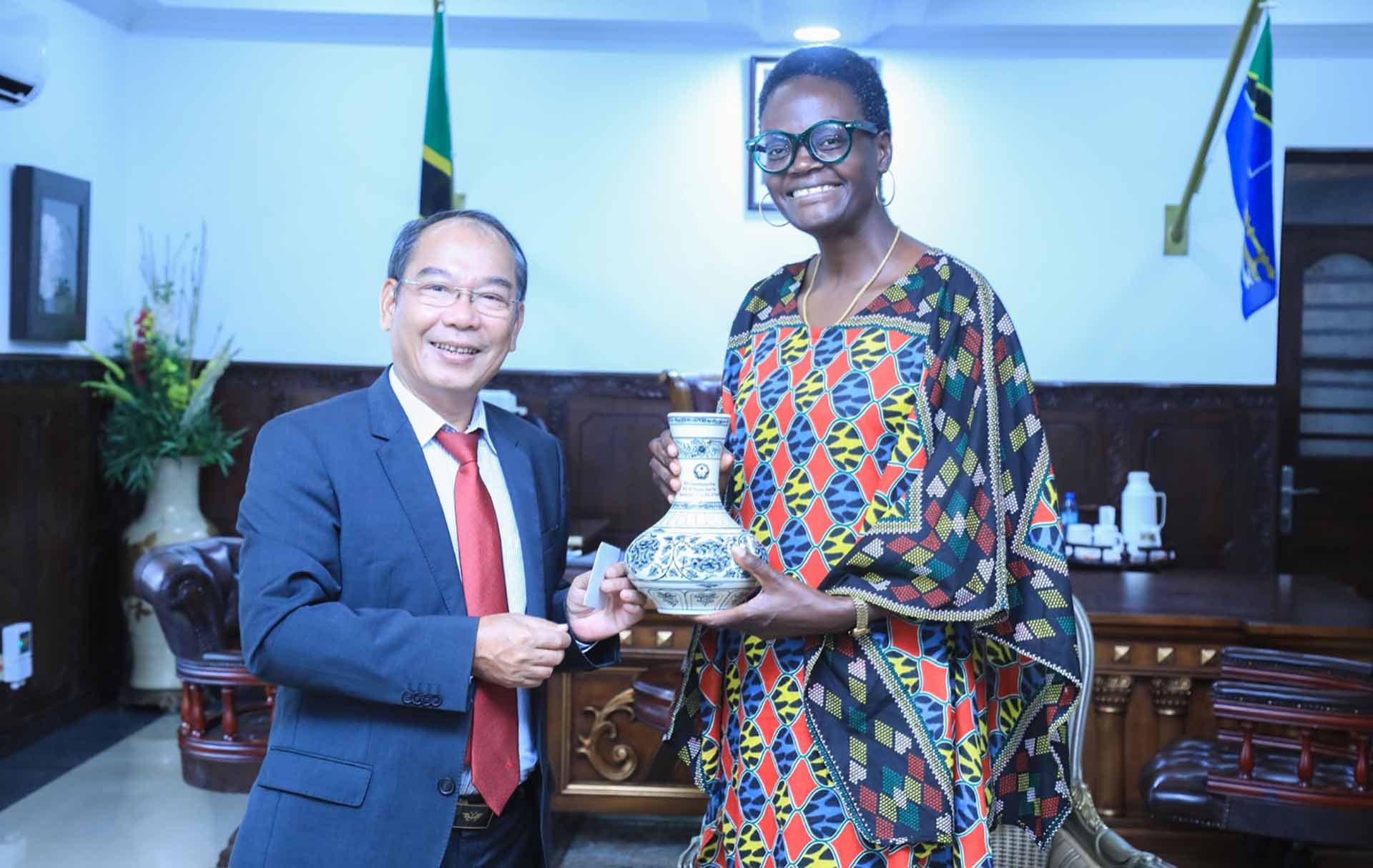 Đại sứ Nguyễn Nam Tiến chào từ biệt lãnh đạo Đảng CCM, Quốc hội Tanzania