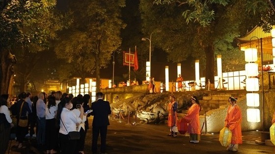 Du lịch đêm: Sản phẩm mới hút khách của Hà Nội