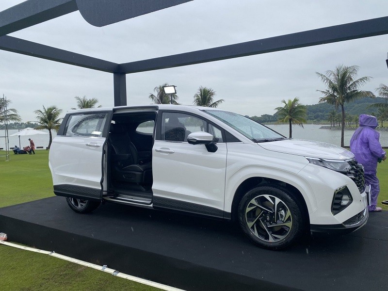 Hyundai Custin sở hữu cửa trượt tự động ở hai bên. Hyundai Custin sở hữu cửa trượt tự động ở hai bên.