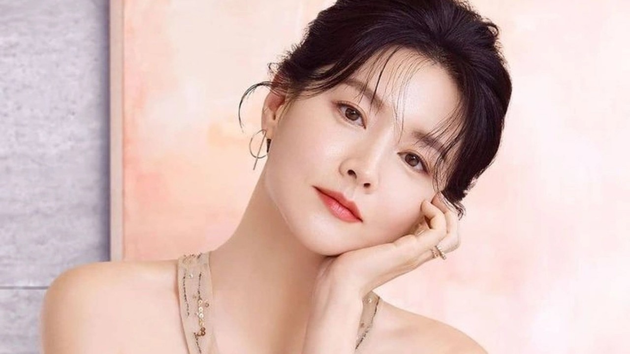 Ủng hộ tiền xây dựng đài tưởng niệm cho một chính khách Hàn Quốc, Lee Young Ae bị chỉ trích dữ dội