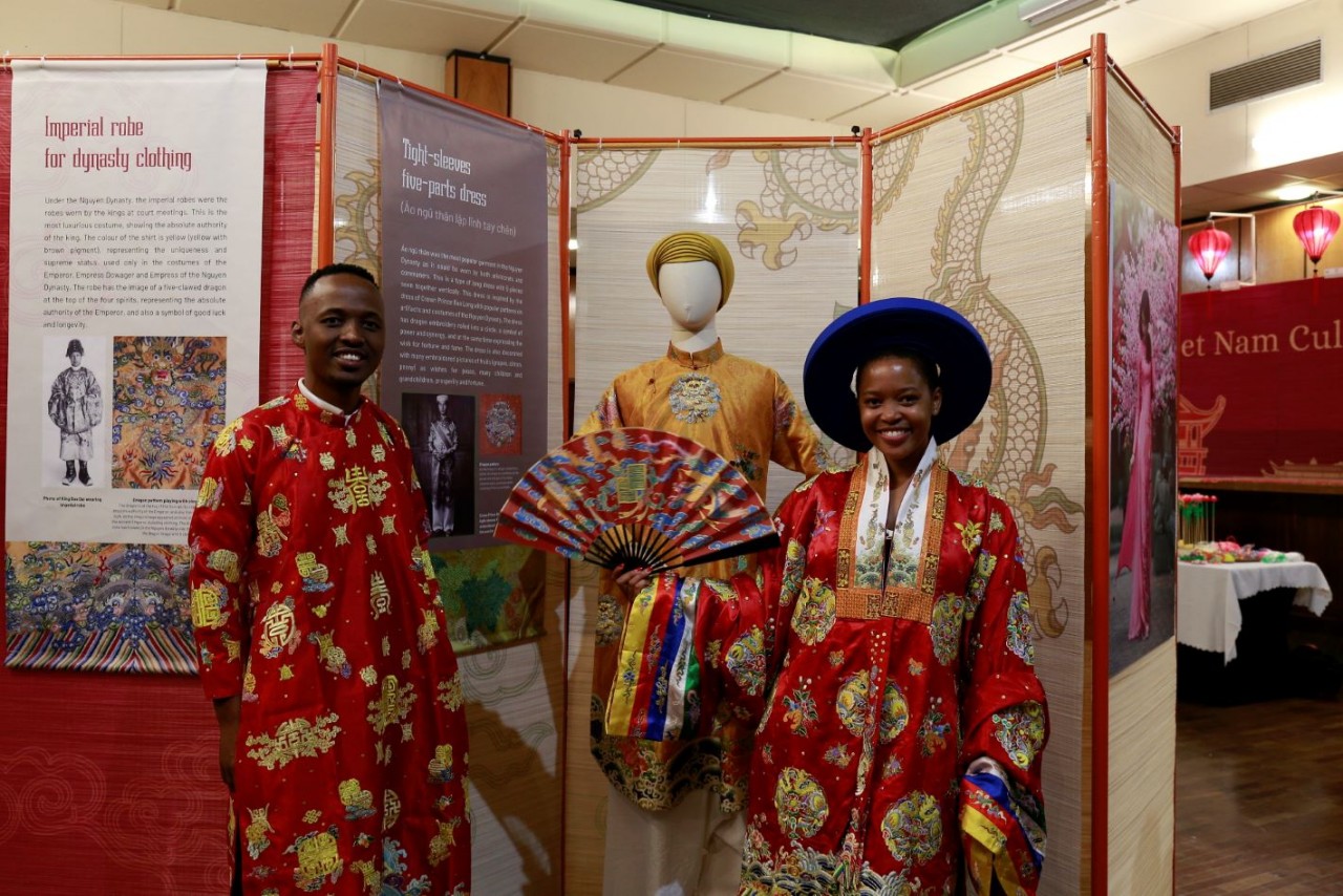 Khách tham quan mặc thử trang phục cổ triều Nguyễn tại Không gian văn hoá Việt Nam. Khách tham quan mặc thử trang phục cổ triều Nguyễn tại Không gian văn hoá Việt Nam.