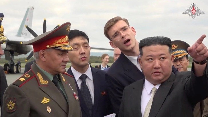 Tướng Nga giới thiệu với Chủ tịch Triều Tiên về máy bay ném bom mới được nâng cấp, có thể mang đầu đạn nặng 1,7 tấn