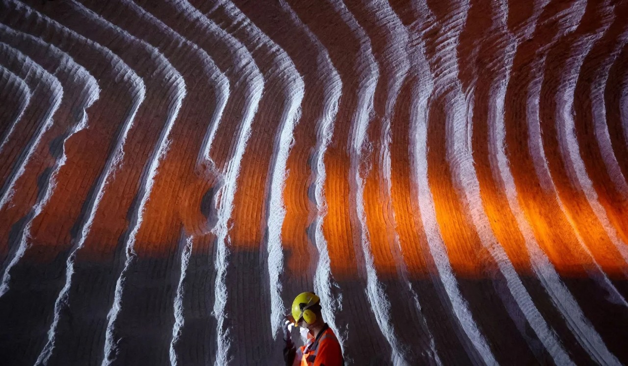 Ảnh ấn tượng (11 17/9): Tổng thống Hoa Kỳ Biden thăm Việt Nam, cuộc gặp lịch sử Nga-Triều, lính Ukraine bắn loại lựu pháo hiếm và đáng gờm