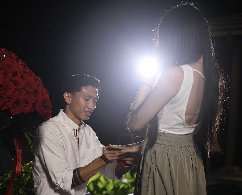 Hâu vệ Văn Hậu trao nhaanc cầu hôn cho bạn gái Doãn Hải My. (Nguồn: FBCN)