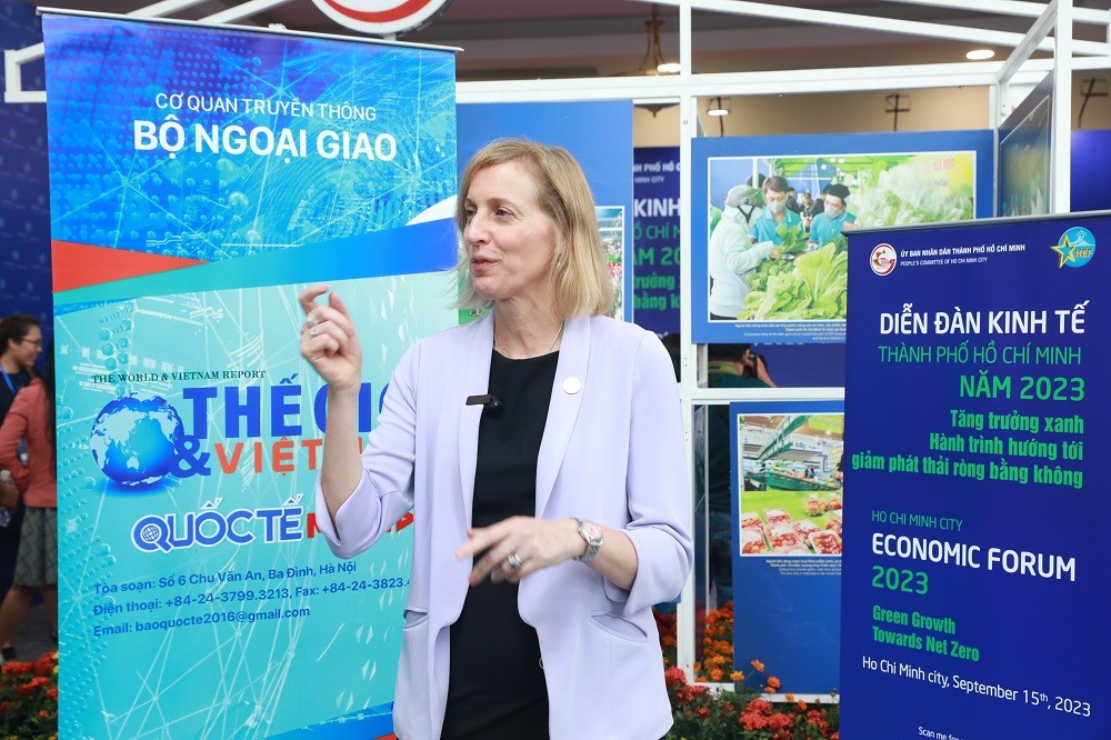(09.18) Tổng Lãnh sự Hoa Kỳ tại Việt Nam Susan Burns trả lời Báo Thế giới & Việt Nam bên lề Diễn đàn Kinh tế TPHCM. (Ảnh: Bến Thành)