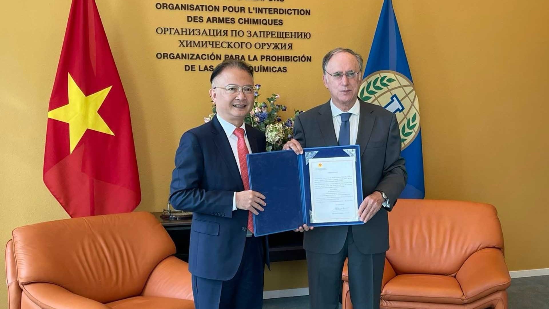Đại sứ Việt Nam tại Hà Lan Ngô Hướng Nam trình Thư ủy nhiệm tại Tổ chức Cấm vũ khí hóa học