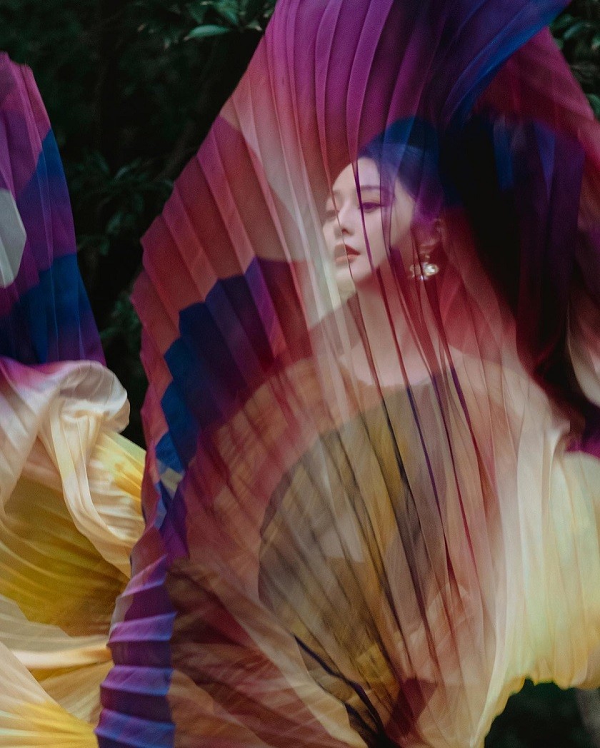 Nữ diễn viên chụp bộ ảnh bên lề sự kiện. Mặc dù các hoạt động nghệ thuật trong nước im ắng, cô lại thu hút nhiều quan tâm tại thị trường nước ngoài, đặc biệt là các sự kiện về thời trang. Sự xuất hiện của Băng Băng tại Thượng Hải lần này nhận được quan tâm.