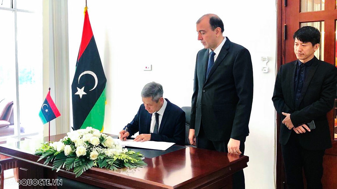 Trợ lý Bộ trưởng Ngoại giao Nguyễn Minh Vũ ký sổ tang, chia buồn về những mất mát và thiệt hại do cơn bão Daniel gây ra tại Libya Trợ lý Bộ trưởng Ngoại giao Nguyễn Minh Vũ ghi sổ tang, chia buồn về những mất mát và thiệt hại do cơn bão Daniel gây ra tại Libya