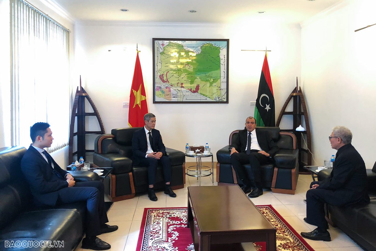 Trợ lý Bộ trưởng Ngoại giao Nguyễn Minh Vũ ký sổ tang, chia buồn về những mất mát và thiệt hại do cơn bão Daniel gây ra tại Libya Trợ lý Bộ trưởng Ngoại giao Nguyễn Minh Vũ ghi sổ tang, chia buồn về những mất mát và thiệt hại do cơn bão Daniel gây ra tại Libya