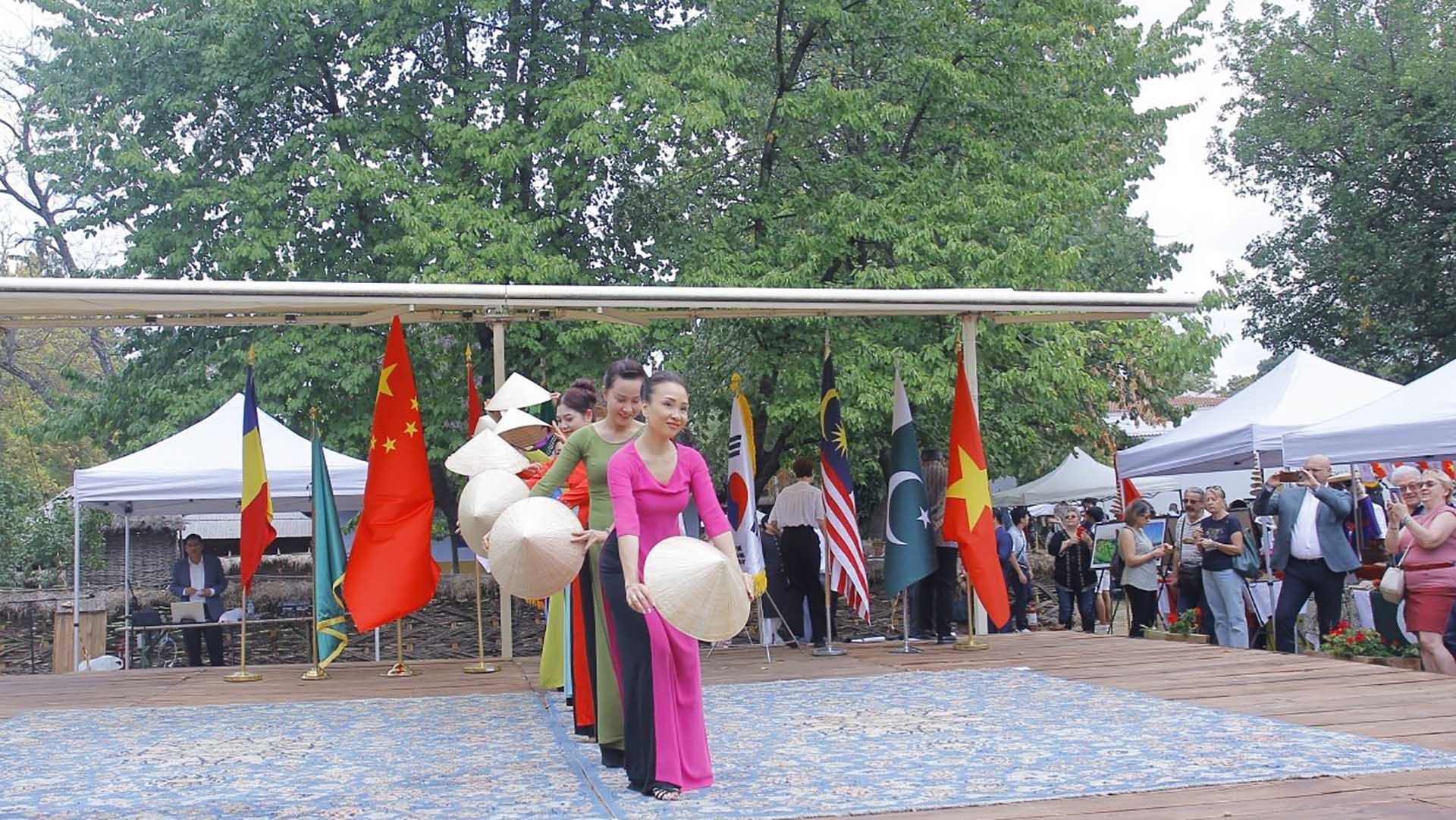 Đại sứ quán Việt Nam tham dự Ngày Văn hóa châu Á 2023 tại Romania