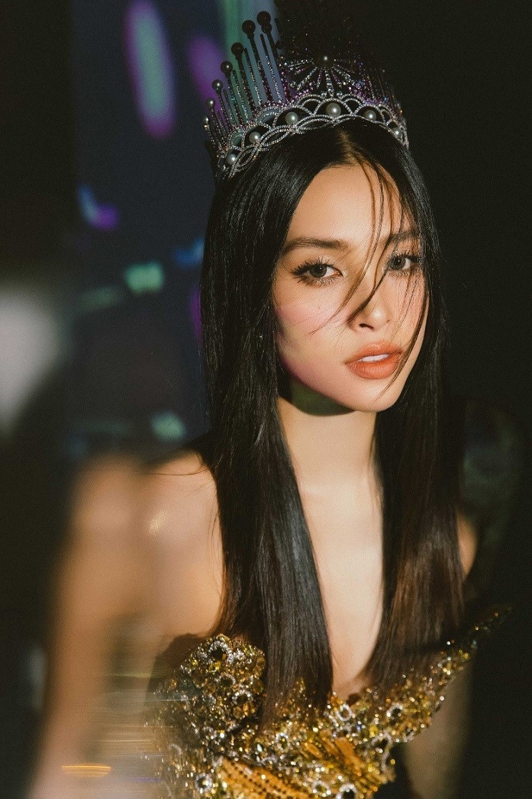  Trần Tiểu Vy trở thành Hoa hậu Việt Nam 2018 khi mới 18 tuổi. Trong bộ ảnh kỷ niệm 5 năm đăng quang, cô xuất hiện với hình ảnh trưởng thành, gợi cảm.