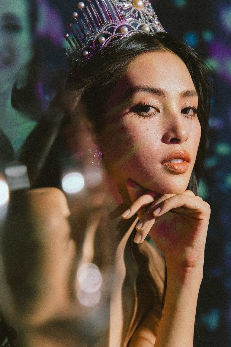 Hoa hậu Tiểu Vy lấy ý tưởng đêm đăng quang Hoa hậu Việt Nam 2018 để thực hiện bộ ảnh. Cô lựa chọn phong trang điểm sắc sảo khoe trọn đường nét hài hoà trên gương mặt. 