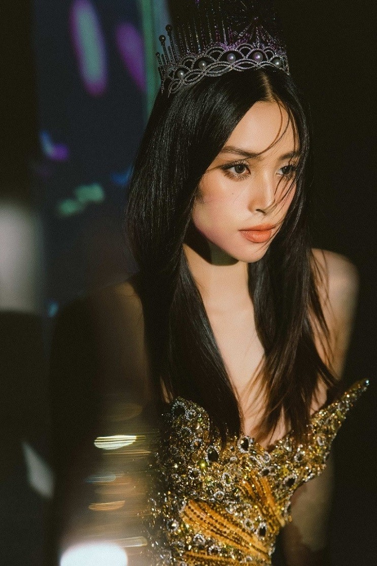 Tiểu Vy như một quý cô quyến rũ, sang trọng và thời thượng.  