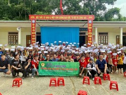 Người Việt tại Nhật Bản hỗ trợ trẻ em và bà con dân tộc thiểu số huyện Kỳ Sơn, tỉnh Nghệ An