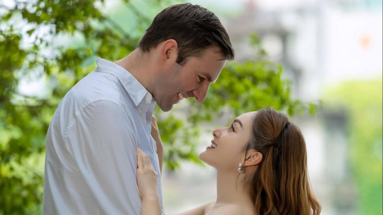 Sao Việt: Lan Phương tình tứ bên chồng Tây, Hoa hậu Đỗ Mỹ Linh đẹp mặn mà sau sinh