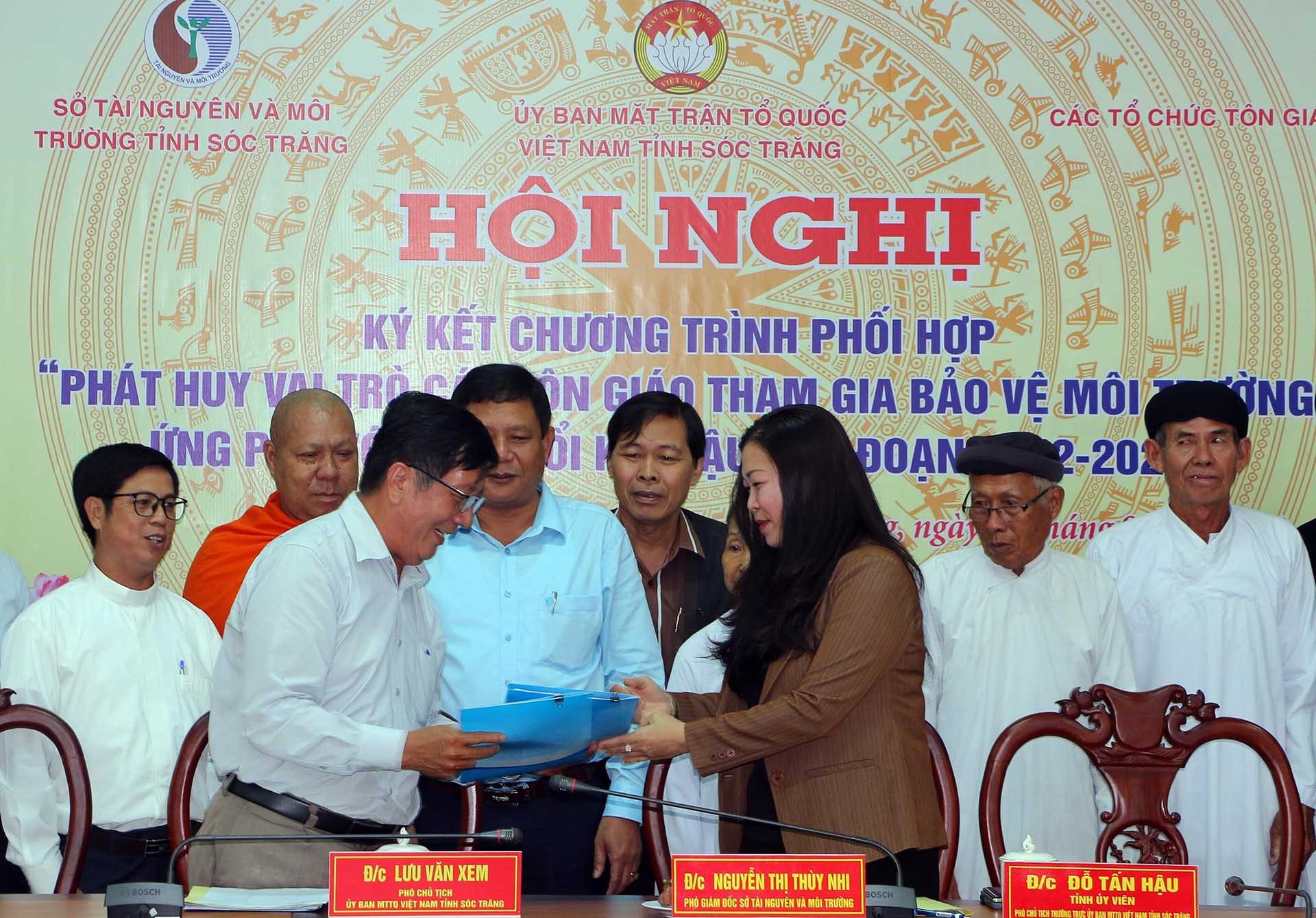 Ban Thường trực Ủy ban MTTQ Việt Nam tỉnh, Sở Tài nguyên và Môi trường ký kết chương trình phối hợp bảo vệ môi trường giai đoạn 2022-2026. (Nguồn: TTXVN) Ban Thường trực Ủy ban MTTQ Việt Nam tỉnh, Sở Tài nguyên và Môi trường ký kết chương trình phối hợp bảo vệ môi trường giai đoạn 2022-2026. (Nguồn: TTXVN)