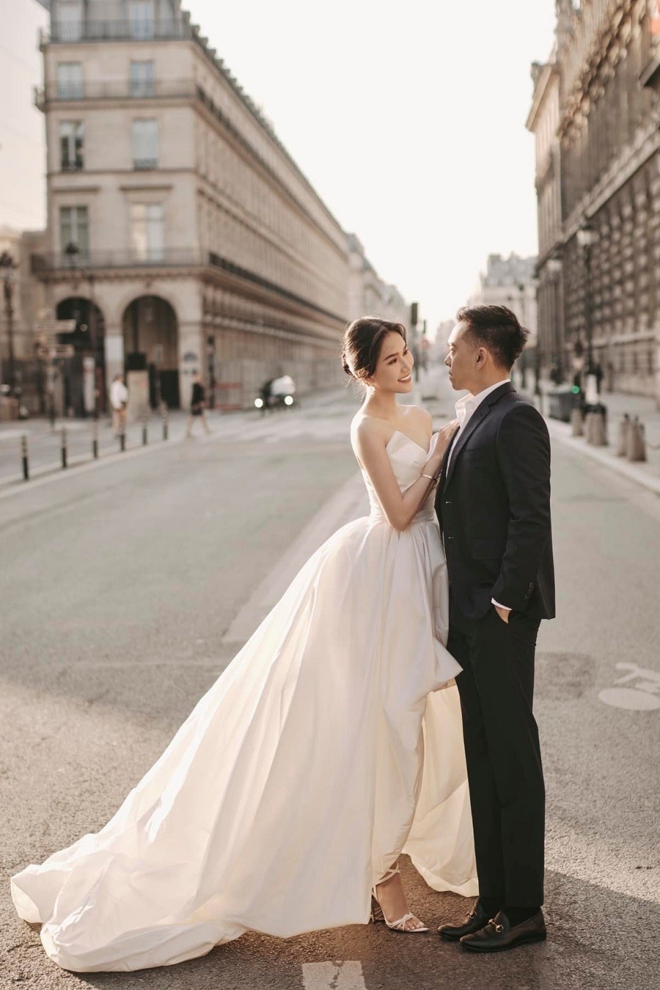 3 ngày sau tiệc báo hỷ, Á hậu Phương Anh chia sẻ ảnh cưới của cô và chồng Đắc Đức chụp tại Paris. Á hậu mặc đầm của NTK Lê Thanh Hòa, còn chồng cô diện suit đen lịch lãm. 3 ngày sau tiệc báo hỷ, Á hậu Phương Anh chia sẻ ảnh cưới của cô và chồng Đắc Đức chụp tại Paris. Á hậu mặc đầm của NTK Lê Thanh Hòa, còn chồng cô diện suit đen lịch lãm.