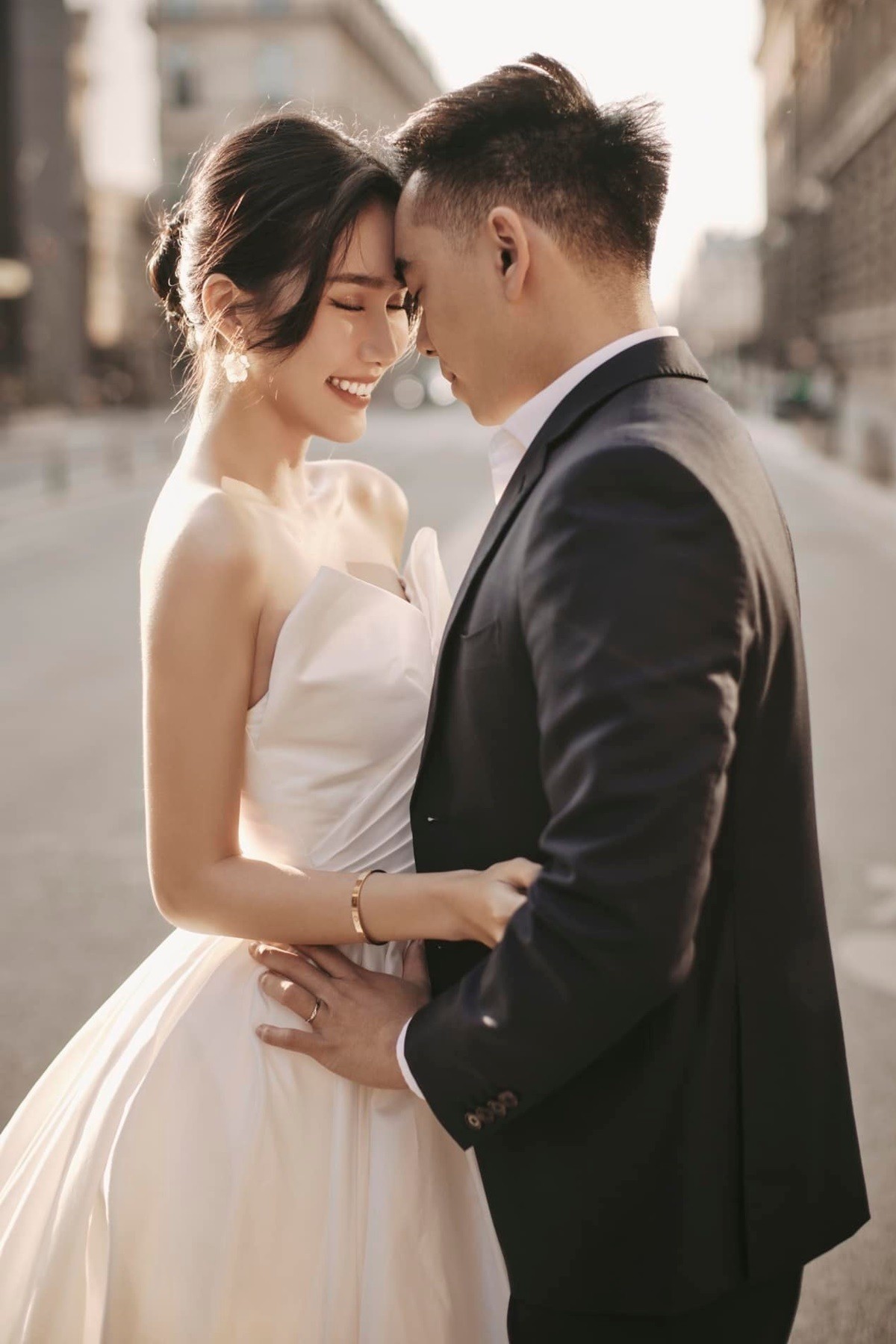 Phương Anh quen doanh nhân Đắc Đức qua nhóm bạn trong 1 buổi đi leo núi. Người đẹp thích giọng nói ấm áp, vẻ ngoài thông minh và hiền lành của chồng. Cô nói, mỗi lúc tức giận, chỉ cần nghe tiếng của Đắc Đức là nỗi buồn vơi đi. Trong khi đó, nam doanh nhân nói, mến Phương Anh từ cái nhìn đầu tiên. Quan sát cách cô chăm sóc các thành viên trong gia đình, anh nhận ra mỹ nhân 25 tuổi là người mình muốn lấy làm vợ. Phương Anh quen doanh nhân Đắc Đức qua nhóm bạn trong 1 buổi đi leo núi. Người đẹp thích giọng nói ấm áp, vẻ ngoài thông minh và hiền lành của chồng. Cô nói, mỗi lúc tức giận, chỉ cần nghe tiếng của Đắc Đức là nỗi buồn vơi đi. Trong khi đó, nam doanh nhân nói, mến Phương Anh từ cái nhìn đầu tiên. Quan sát cách cô chăm sóc các thành viên trong gia đình, anh nhận ra mỹ nhân 25 tuổi là người mình muốn lấy làm vợ.