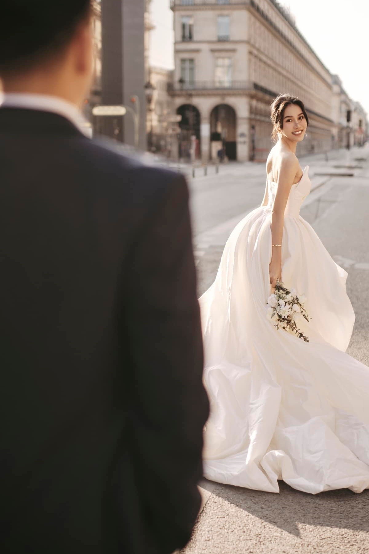 Hồi tháng 4, Phương Anh được chồng cầu hôn tại 1 sự kiện thời trang ở Phú Quốc, Kiên Giang. Phương Anh nói, cả 2 quyết định về chung nhà khi thấy tình cảm đôi bên đủ lớn, bản thân ngày càng chín chắn. Cả 2 cho biết, điều họ trân quý nhất chính là tình cảm gia đình, sự yêu thương của người thân 2 bên. Đôi uyên ương hứa tôn trọng, sống chân thành bên nhau. Hồi tháng 4, Phương Anh được chồng cầu hôn tại 1 sự kiện thời trang ở Phú Quốc, Kiên Giang. Phương Anh nói, cả 2 quyết định về chung nhà khi thấy tình cảm đôi bên đủ lớn, bản thân ngày càng chín chắn. Cả 2 cho biết, điều họ trân quý nhất chính là tình cảm gia đình, sự yêu thương của người thân 2 bên. Đôi uyên ương hứa tôn trọng, sống chân thành bên nhau.