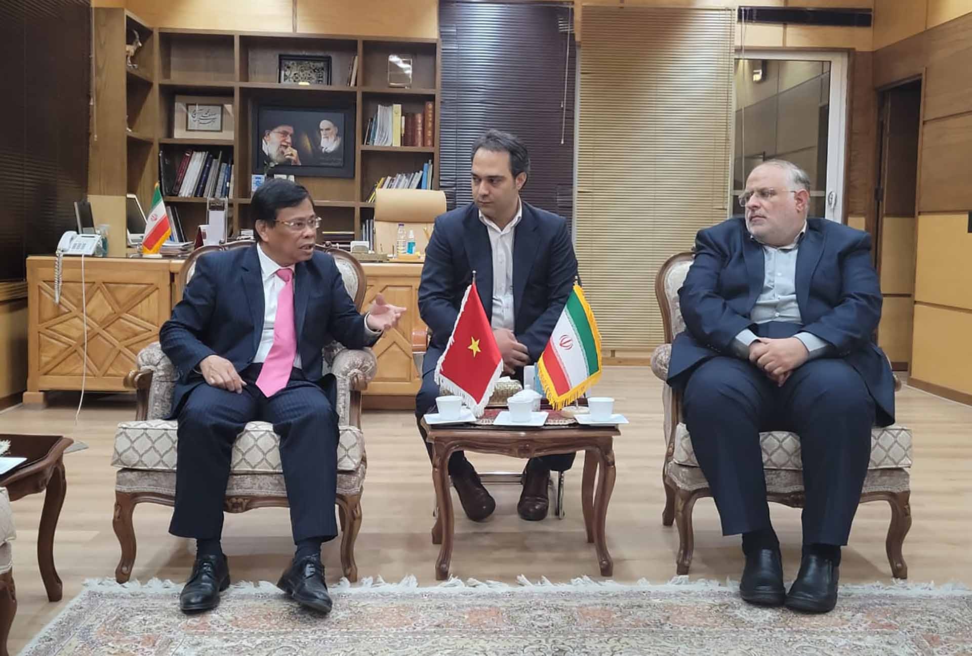 Đại sứ Lương Quốc Huy và Tỉnh trưởng tỉnh Qazvin Mohammad-Mehdi Alaei. Đại sứ Lương Quốc Huy và Tỉnh trưởng tỉnh Qazvin Mohammad-Mehdi Alaei.