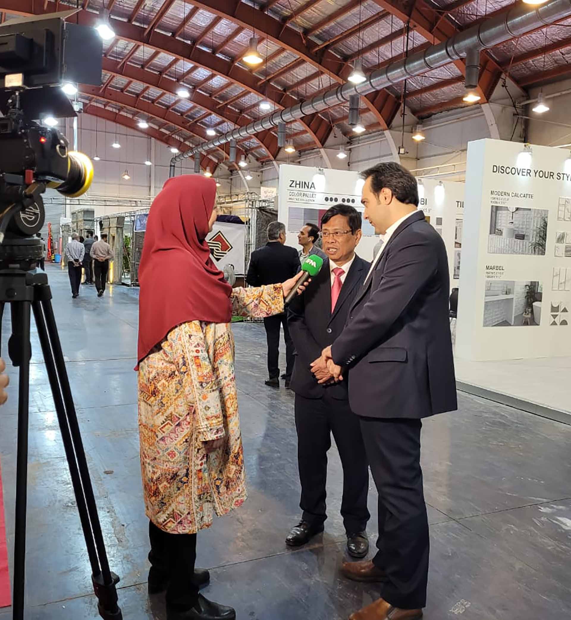 Đại sứ Lương Quốc Huy trả lời phỏng vấn truyền hình địa phương. Đại sứ Lương Quốc Huy trả lời phỏng vấn truyền hình địa phương.