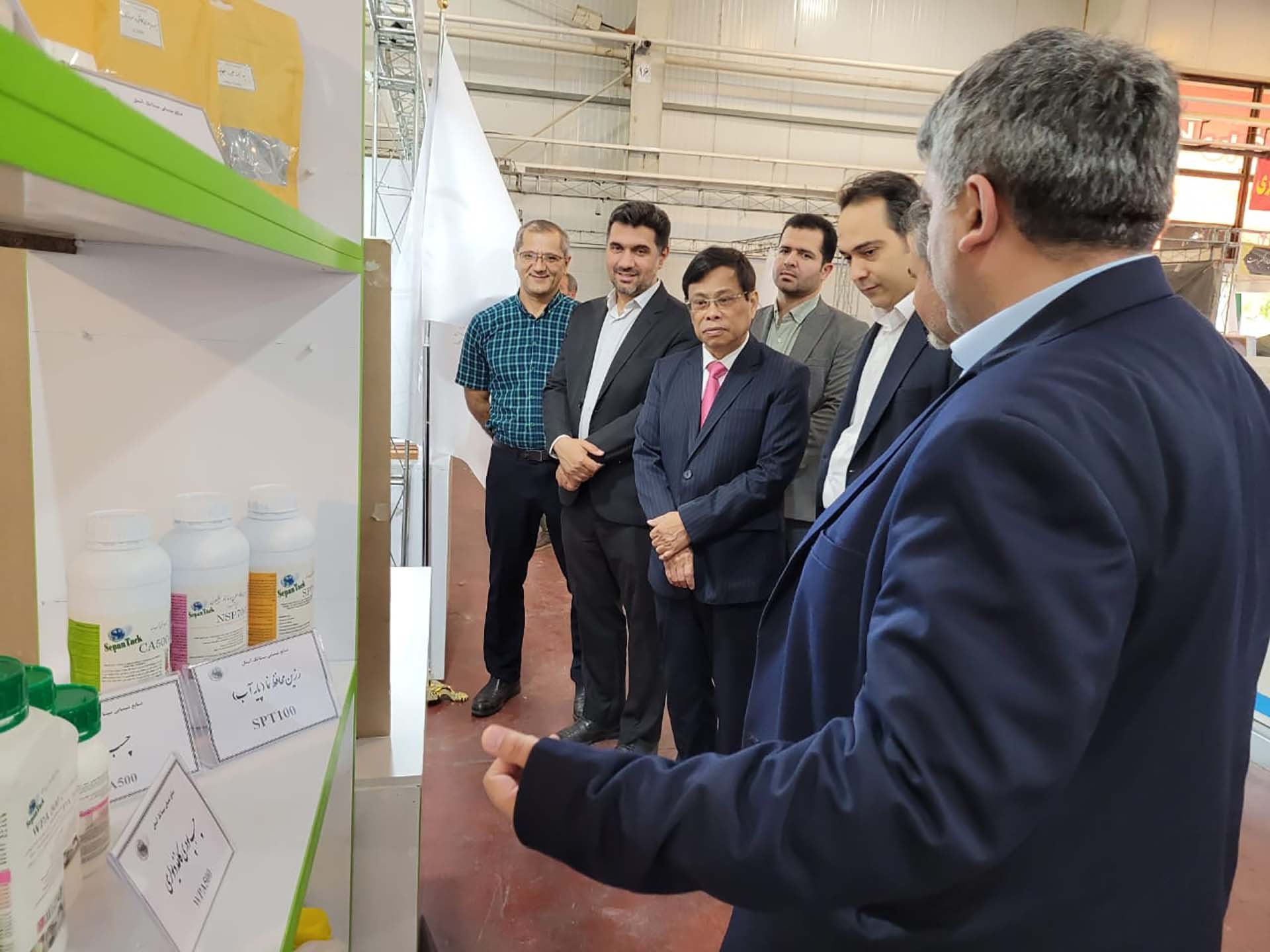 Đại sứ Lương Quốc Huy tham dự Triển lãm. Đại sứ Lương Quốc Huy tham dự Triển lãm.