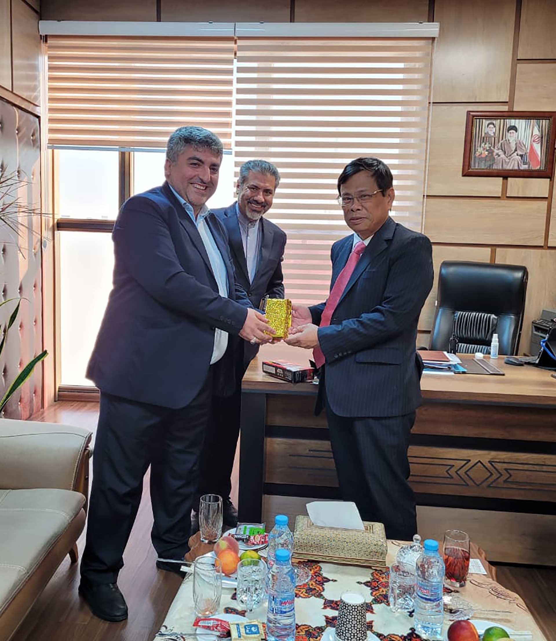 Đại sứ Lương Quốc Huy và Giám đốc triển lãm tỉnh Qazvin Ahmad Khorgami Đại sứ Lương Quốc Huy và Giám đốc triển lãm tỉnh Qazvin Ahmad Khorgami