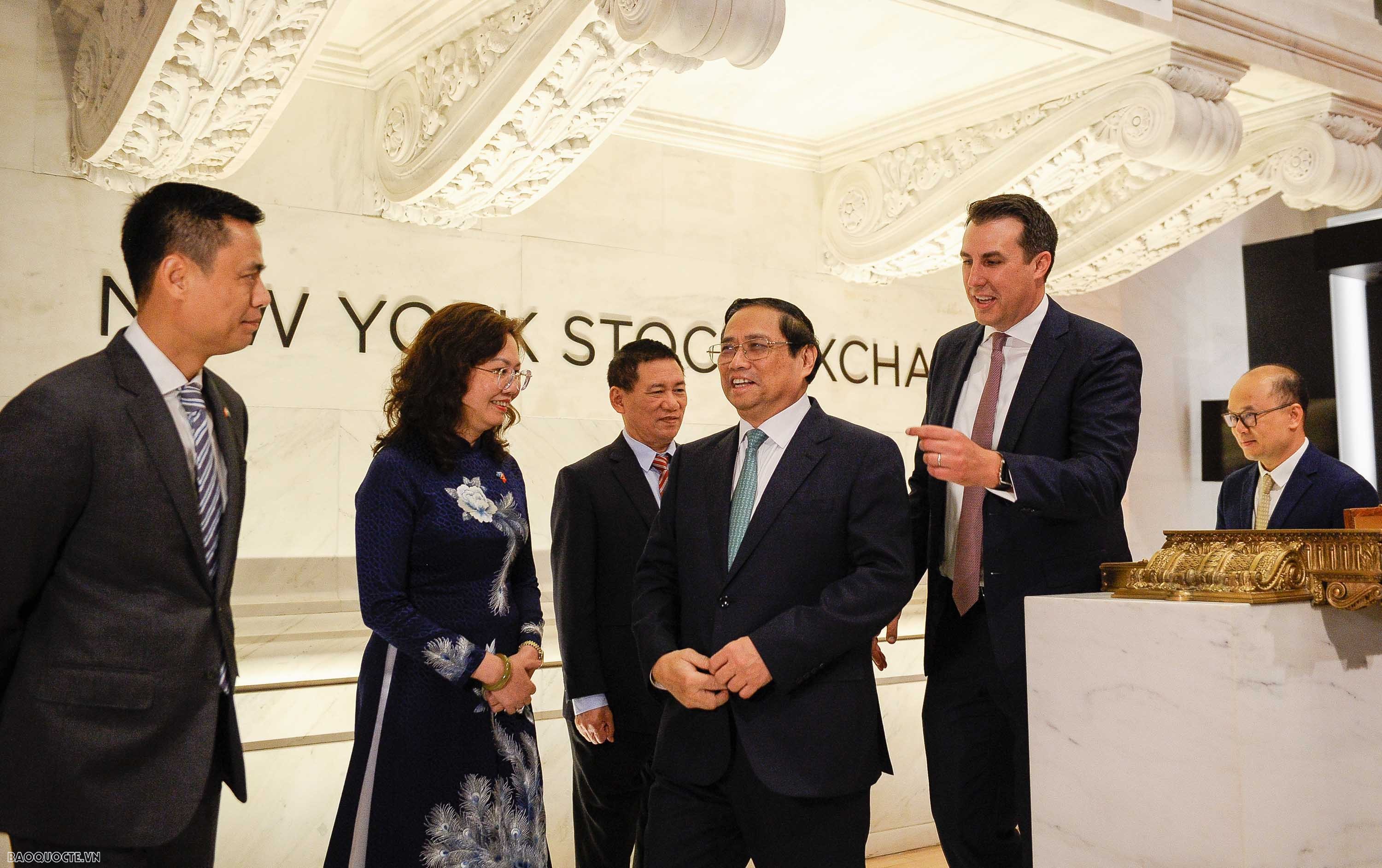 Thủ tướng Phạm Minh Chính rung chuông khai mạc phiên giao dịch tại sàn chứng khoán lớn nhất thế giới