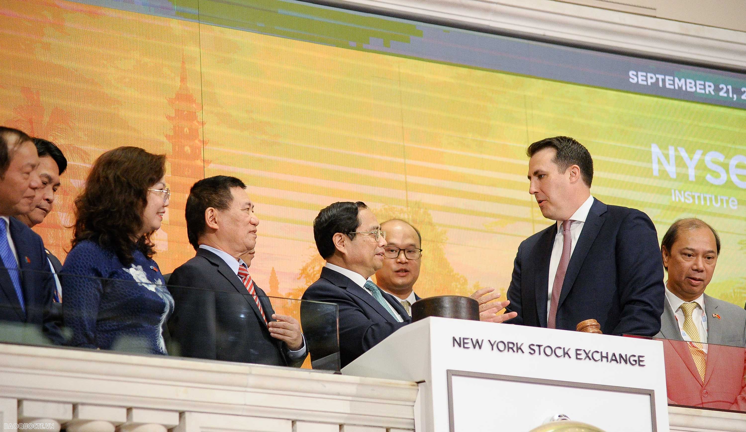 Thủ tướng Phạm Minh Chính rung chuông khai mạc phiên giao dịch tại sàn chứng khoán lớn nhất thế giới