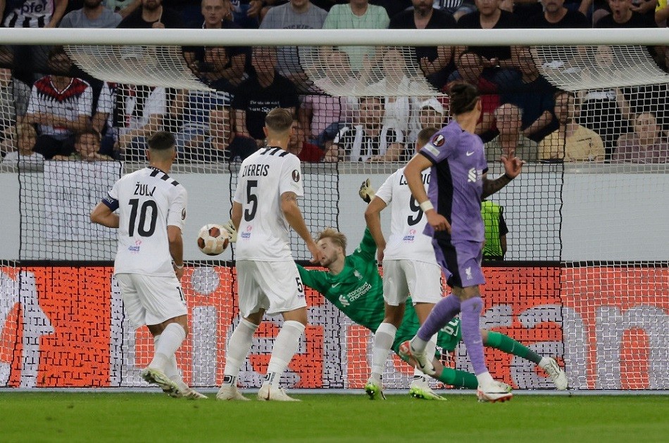 Tuy nhiên, đội khách lại để thủng lưới trước sau cú sút xa tuyệt đẹp của FleckerTuy nhiên, đội khách lại để thủng lưới trước sau cú sút xa tuyệt đẹp của Flecker