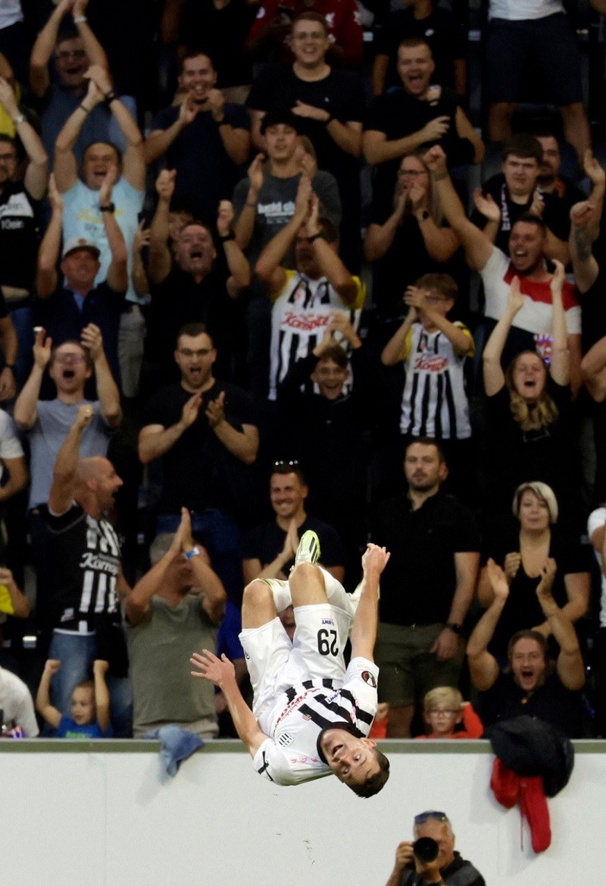 Màn ăn mừng theo điệu santo của cầu thủ LASK. 