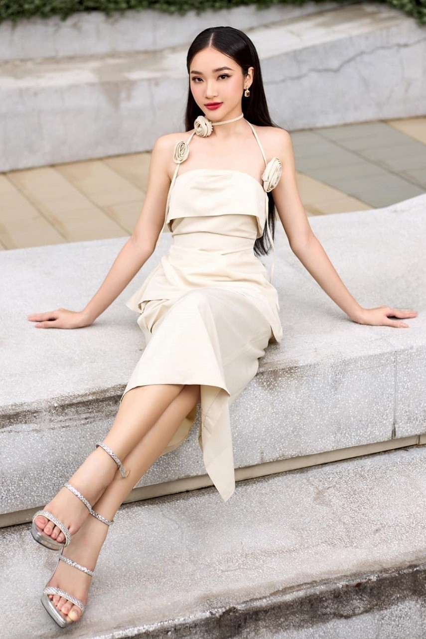 Phạm Kim Ngân sinh năm 2004, quê Đồng Nai, giành vương miện Hoa hậu Hoàn cầu Việt Nam 2022. Người đẹp nói, việc đăng quang nhan sắc ở tuổi 18 giúp cô trưởng thành, có cơ hội gặp gỡ và học hỏi nhiều người để hoàn thiện bản thân. Người đẹp hiện đầu quân về công ty chủ quản của Hoa hậu Ngọc Châu, Á hậu Kim Duyên và Thủy Tiên. 