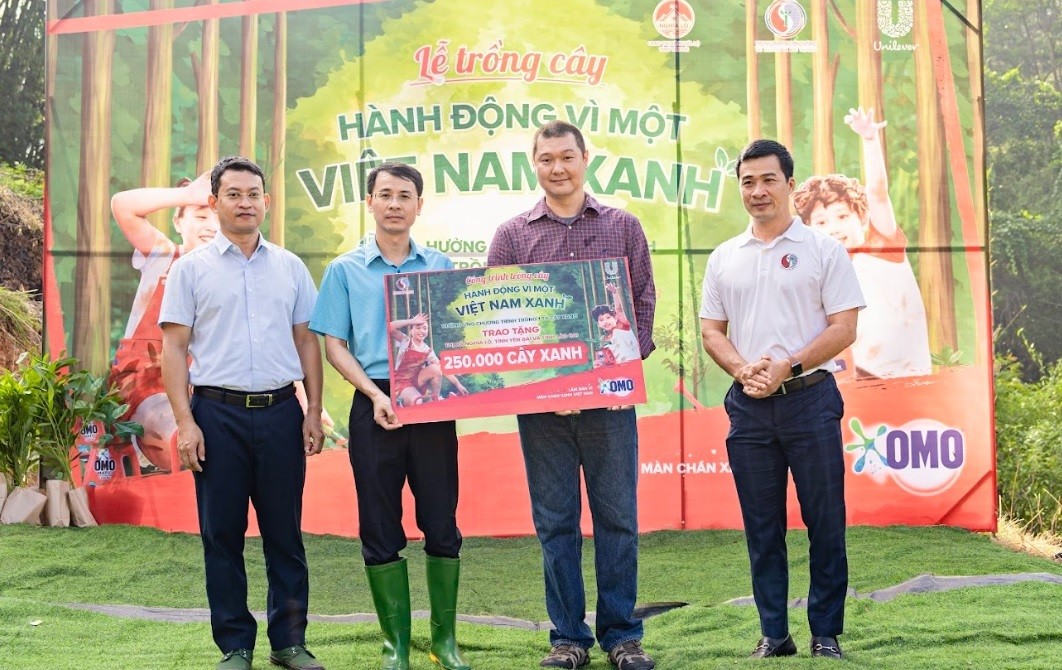 Trao tặng 250.000 cây xanh cho 2 tỉnh Yên Bái và Lào Cai, tiếp nối 'Hành động vì một Việt Nam xanh'
