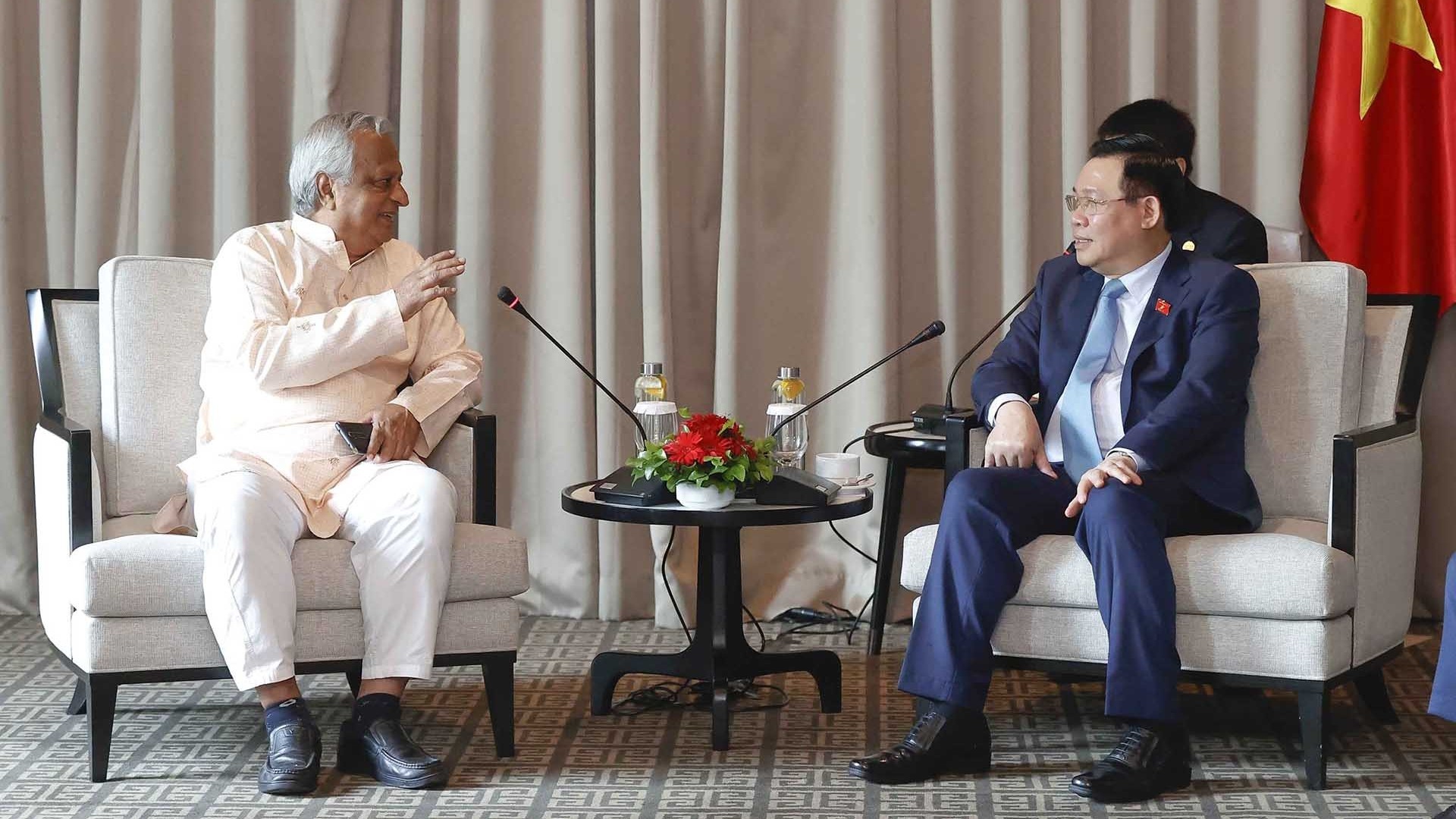 Chủ tịch Quốc hội Vương Đình Huệ tiếp lãnh đạo các chính đảng tại Bangladesh