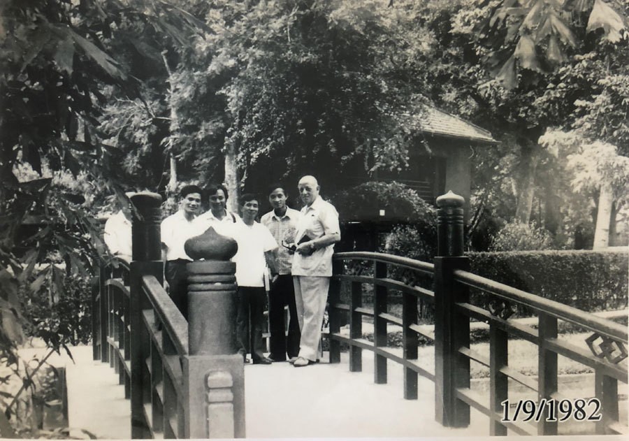 Ông Patti cùng đoàn tháp tùng thăm Nhà sàn Bác Hồ. (Ảnh: Nhân vật cung cấp)