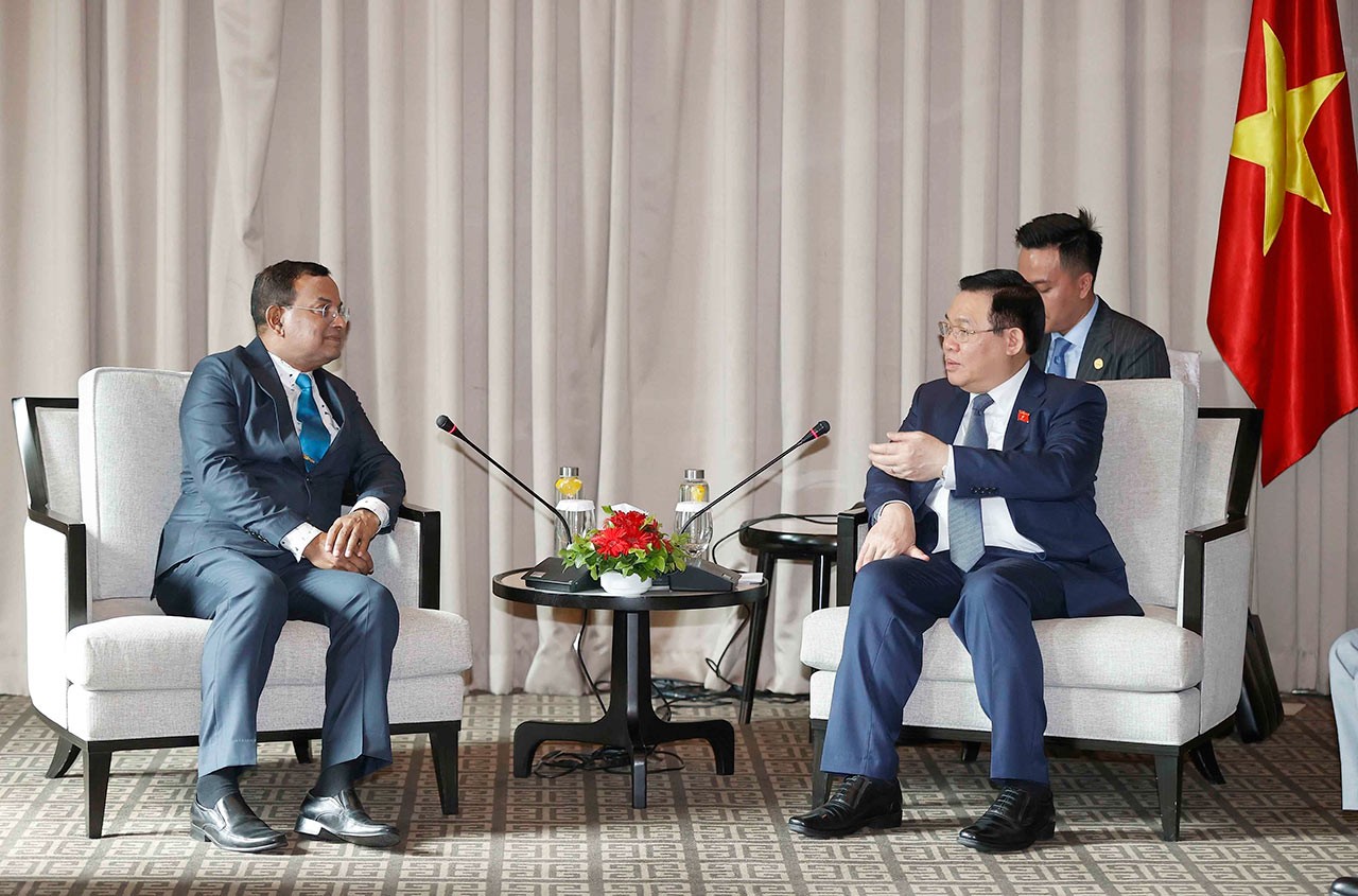 Chủ tịch Quốc hội Vương Đình Huệ tiếp Phó Chủ tịch Liên đoàn các Phòng Thương mại và Công nghiệp Bangladesh, ông Joshoda Jibon Deb Nath. Ảnh: Doãn Tấn – TTXVN