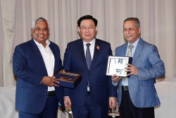 Chủ tịch Quốc hội Vương Đình Huệ tiếp lãnh đạo các tập đoàn lớn của Bangladesh