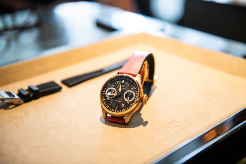 Đi kèm theo G63 Singapore Edition là chiếc đồng hồ hàng thửa do IWC Schaffhausen chế tác. Đi kèm theo G63 Singapore Edition là chiếc đồng hồ hàng thửa do IWC Schaffhausen chế tác.