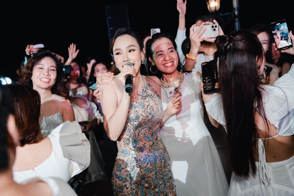 Ca sĩ Hồ Quỳnh Hương