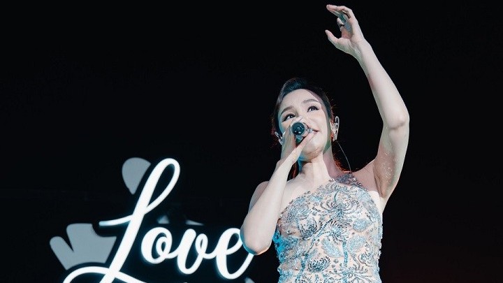 Ca sĩ Hồ Quỳnh Hương, Noo Phước Thịnh hát và giao lưu với khán giả trên Vịnh Hạ Long