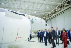 Thủ tướng Phạm Minh Chính thăm Tập đoàn hàng không vũ trụ Embraer
