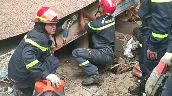 Sập nhà ở TP. Hồ Chí Minh, nạn nhân mắc kẹt vẫn còn sống
