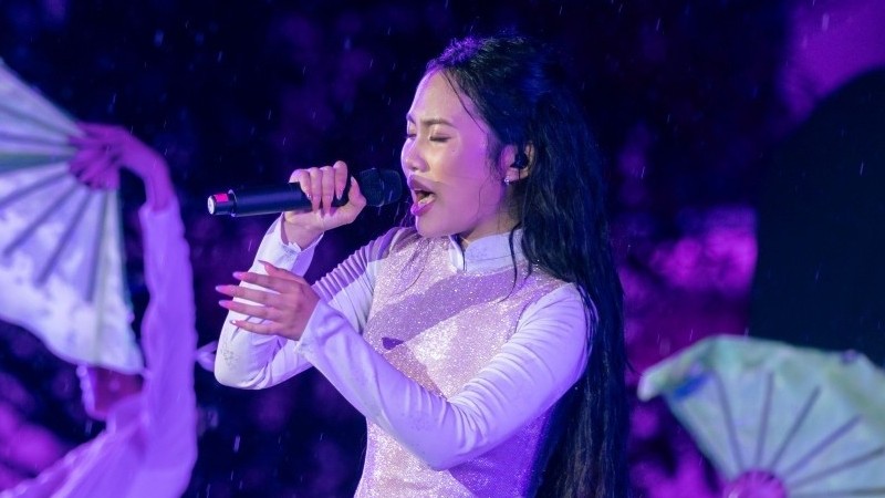 Phương Mỹ Chi xúc động, cảm ơn khán giả trong chương trình kỷ niệm 10 năm ca hát