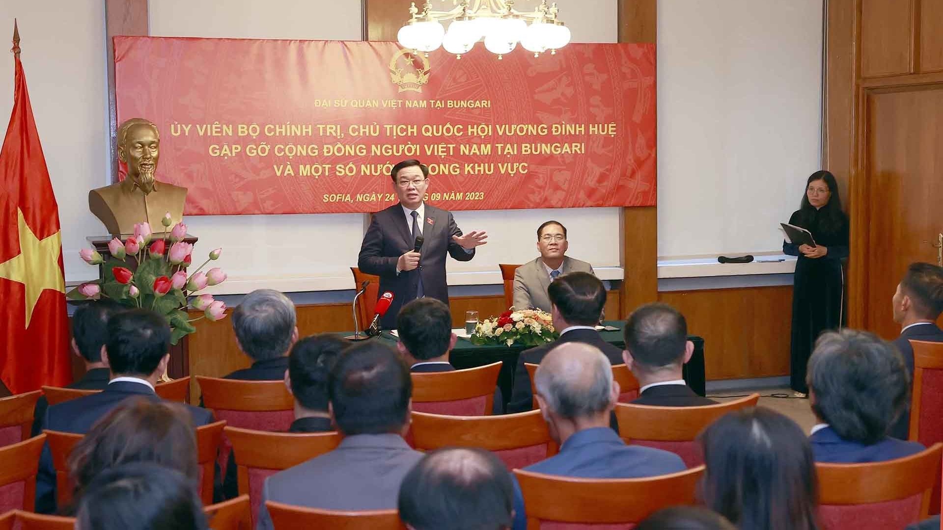 Chủ tịch Quốc hội Vương Đình Huệ gặp mặt cộng đồng người Việt Nam tại Bulgaria và một số nước châu Âu
